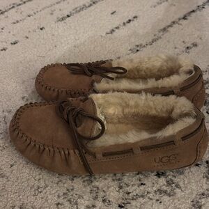 UGG Chestnut Dakota Slippers - Big Kids Size 4 (Fits Women’s 5)
